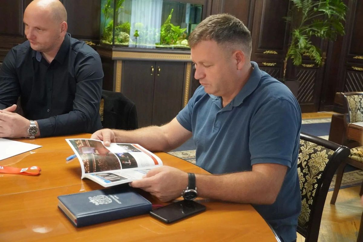 И. о. главы администрации Керчи Игорь Крутьков провел рабочую встречу с директором спортивной школы №4 Назаром Туленко И. о. главы администрации Керчи Игорь Крутьков провел рабочую встречу с директором спортивной школы №4 Назаром Туленко