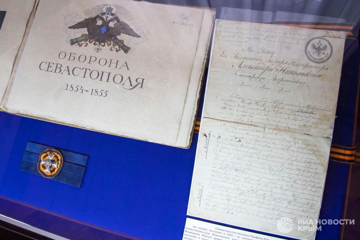 В музее Тавриды показали уникальный памятный альбом "Оборона Севастополя 1854-1855 годов" В музее Тавриды показали уникальный памятный альбом "Оборона Севастополя 1854-1855 годов"