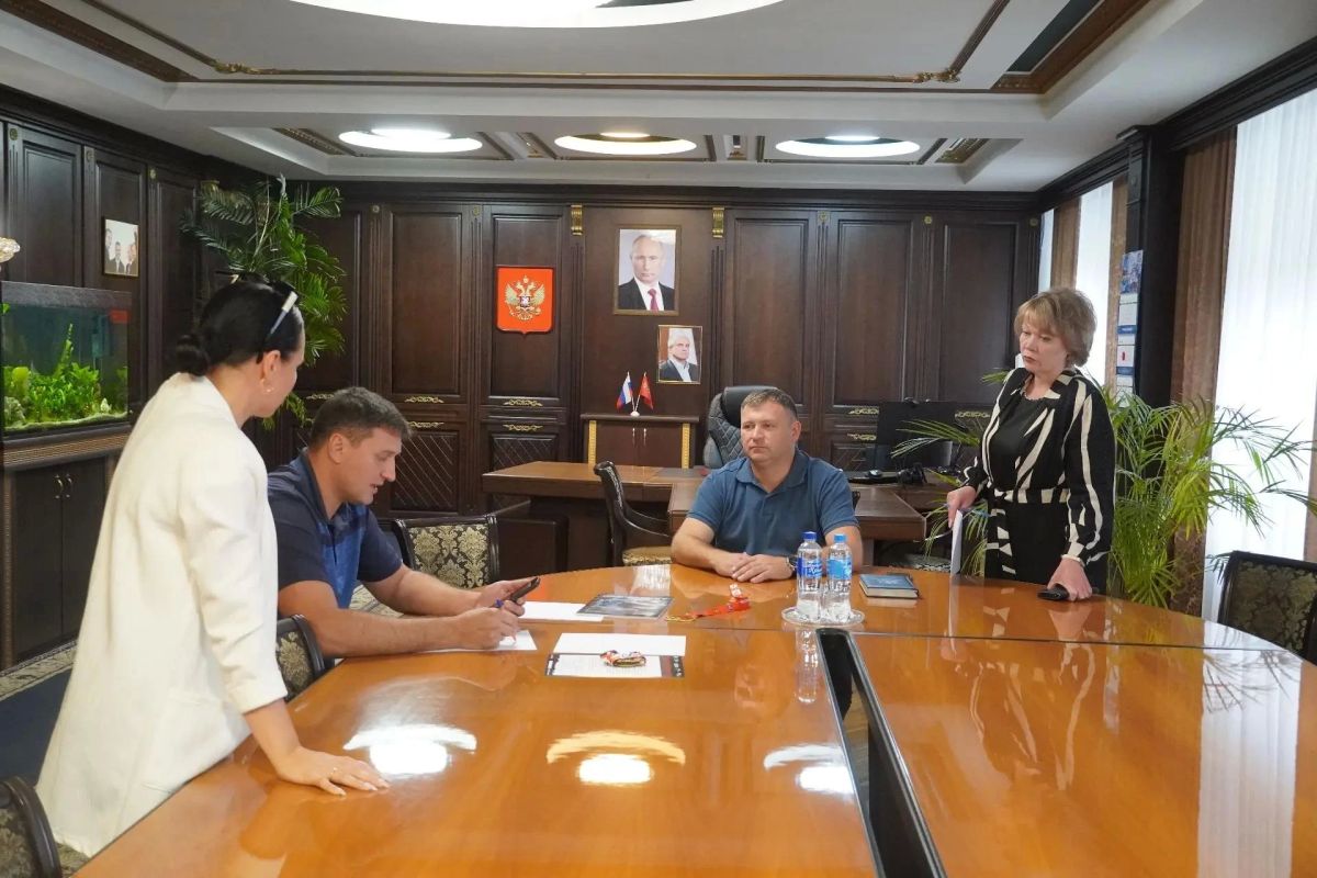 И. о. главы администрации Керчи Игорь Крутьков провел рабочую встречу с директором спортивной школы №4 Назаром Туленко И. о. главы администрации Керчи Игорь Крутьков провел рабочую встречу с директором спортивной школы №4 Назаром Туленко