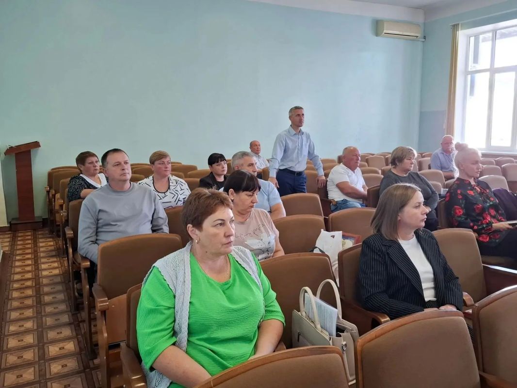 Сегодня глава администрации Советского района Александр Харламов провёл аппаратное совещание по ключевым социальным вопросам с участием председателя Советского районного совета Виктории Грицай Сегодня глава администрации Советского района Александр Харламов провёл аппаратное совещание по ключевым социальным вопросам с участием председателя Советского районного совета Виктории Грицай