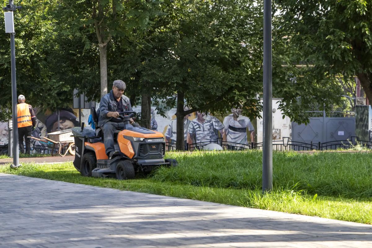 Чистота в парках — результат ежедневной заботы о городе Чистота в парках — результат ежедневной заботы о городе