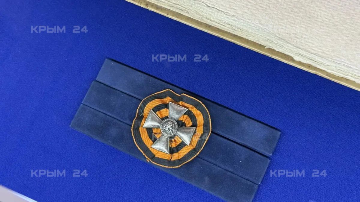В Центральном музее Тавриды в Симферополе представили уникальный альбом, подаренный Николаю II В Центральном музее Тавриды в Симферополе представили уникальный альбом, подаренный Николаю II