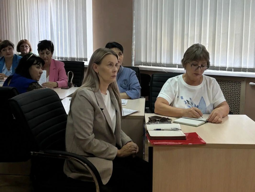 Сегодня вместе с заместителем министра образования, науки и молодёжи Республики Крым Анной Волковой и заместителем главы администрации района Анастасией Приходько провела рабочее совещание с руководителями образовательных... Сегодня вместе с заместителем министра образования, науки и молодёжи Республики Крым Анной Волковой и заместителем главы администрации района Анастасией Приходько провела рабочее совещание с руководителями образовательных...