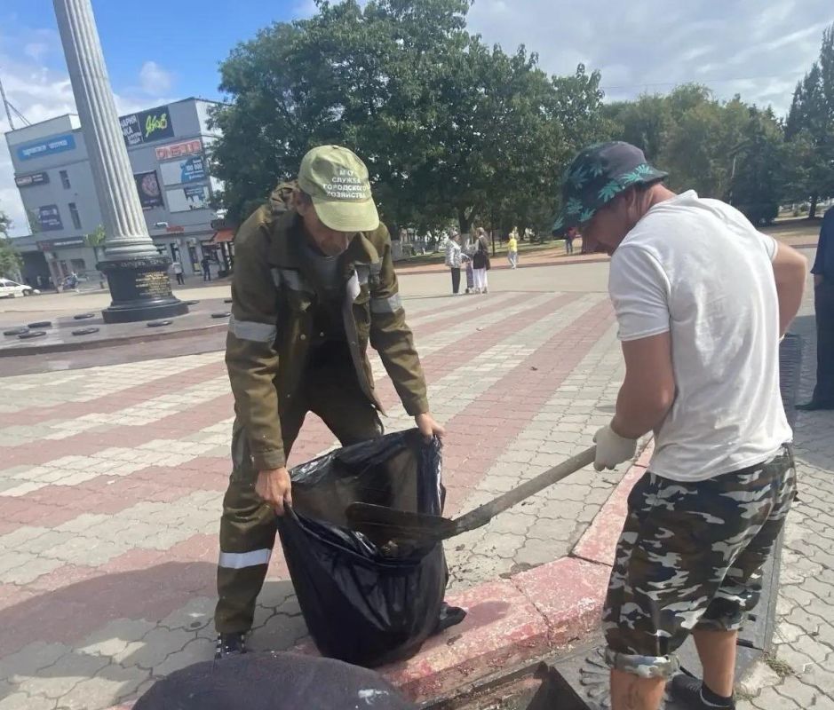 Сотрудники Службы городского хозяйства ежедневно поддерживают чистоту на улицах, в скверах и парках Сотрудники Службы городского хозяйства ежедневно поддерживают чистоту на улицах, в скверах и парках