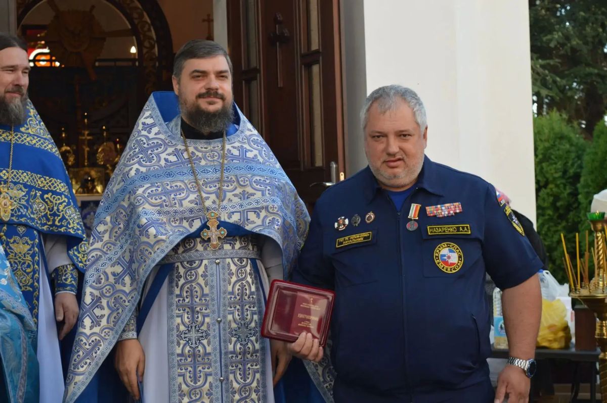 Перед образом Богородицы. Икона Божией Матери «Неопалимая Купина» является заступницей пожарных с давних времен Перед образом Богородицы. Икона Божией Матери «Неопалимая Купина» является заступницей пожарных с давних времен