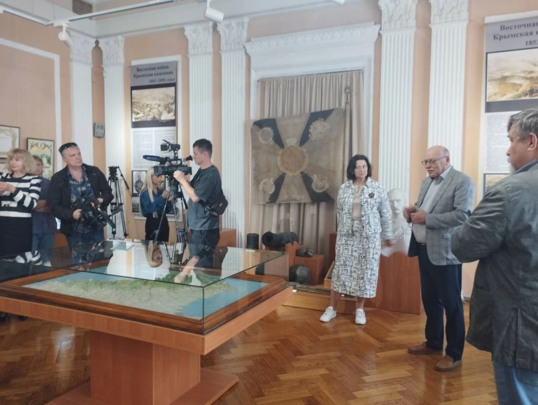 16 сентября в Центральном музее Тавриды состоялось открытие капсульной выставки под названием: «Его Императорскому Величеству от кинофабриканта Ханжонкова» 16 сентября в Центральном музее Тавриды состоялось открытие капсульной выставки под названием: «Его Императорскому Величеству от кинофабриканта Ханжонкова»