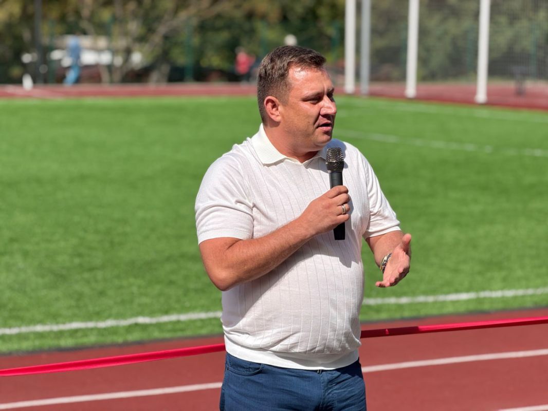Юрий Нестеренко: В торжественной обстановке открыт новый стадион в МБОУ "СОШ №4 имени Ф.И. Толбухина" Юрий Нестеренко: В торжественной обстановке открыт новый стадион в МБОУ "СОШ №4 имени Ф.И. Толбухина"