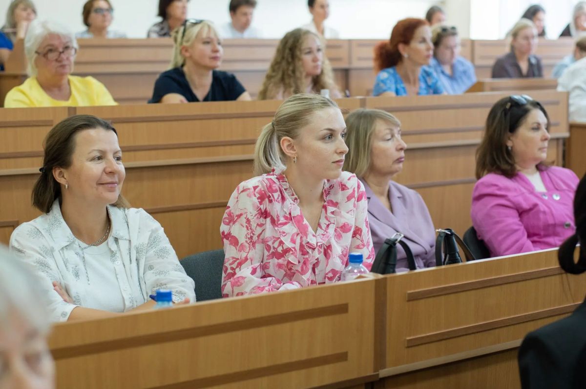 Екатерина Алтабаева: Выступила на традиционной конференции преподавателей курса "Севастополеведение", которая состоялась в Севастопольском филиале Российского экономического университета имени Плеханова. Ее участниками стали... Екатерина Алтабаева: Выступила на традиционной конференции преподавателей курса "Севастополеведение", которая состоялась в Севастопольском филиале Российского экономического университета имени Плеханова. Ее участниками стали...