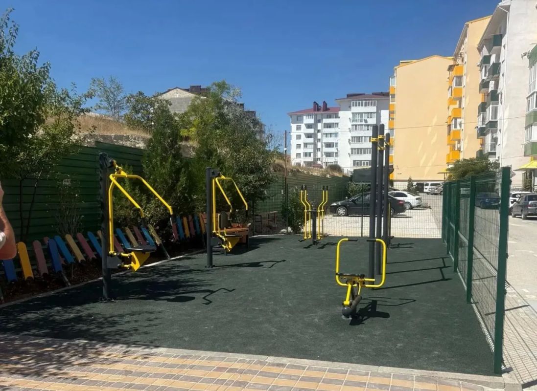 Три новые детские площадки установили в Феодосии Три новые детские площадки установили в Феодосии