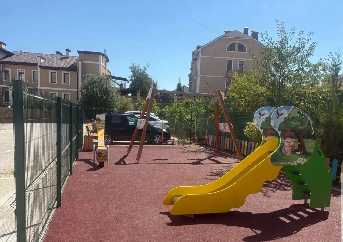 Три новые детские площадки установили в Феодосии Три новые детские площадки установили в Феодосии