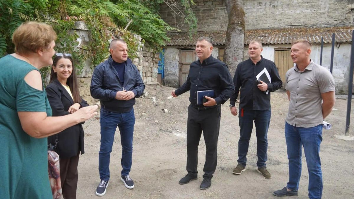 16.09.2026 в рамках выполнения поручения заместителя Председателя Совета министров РК Николая Валерьевича Воробьева, совместно с и. о. главы администрации Игорем Владимировичем Крутьковым провел встречу с жителями дома 33 на... 16.09.2026 в рамках выполнения поручения заместителя Председателя Совета министров РК Николая Валерьевича Воробьева, совместно с и. о. главы администрации Игорем Владимировичем Крутьковым провел встречу с жителями дома 33 на...