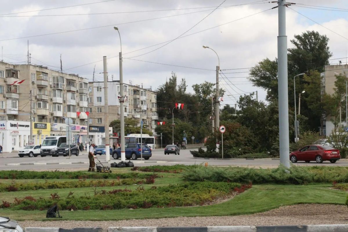 Сотрудники Службы городского хозяйства ежедневно поддерживают чистоту на улицах, в скверах и парках Сотрудники Службы городского хозяйства ежедневно поддерживают чистоту на улицах, в скверах и парках