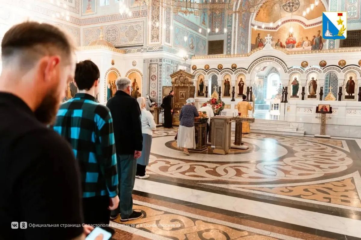 Севастопольцы приходят в Херсонесский монастырь, чтобы поклониться мощам святого благоверного великого князя Димитрия Донского Севастопольцы приходят в Херсонесский монастырь, чтобы поклониться мощам святого благоверного великого князя Димитрия Донского