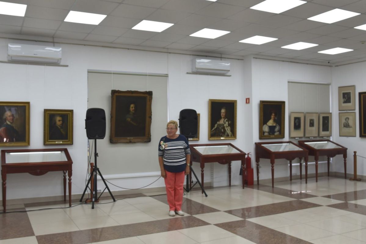 В Симферопольском художественном музее открылась выставка «История государства Российского» В Симферопольском художественном музее открылась выставка «История государства Российского»