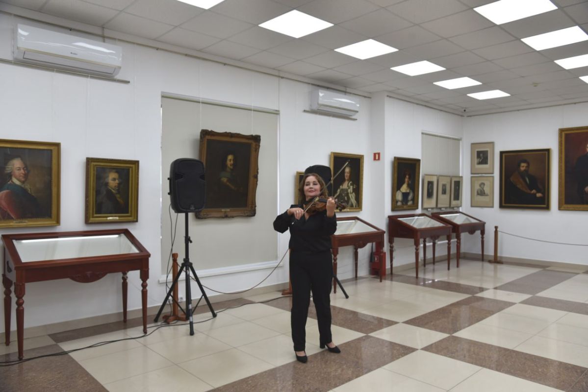 В Симферопольском художественном музее открылась выставка «История государства Российского» В Симферопольском художественном музее открылась выставка «История государства Российского»