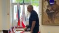 Глава Республики Крым Сергей Аксенов прибыл на избирательный участок и принял участие в выборах депутатов Госдумы, передает корреспондент ТАСС