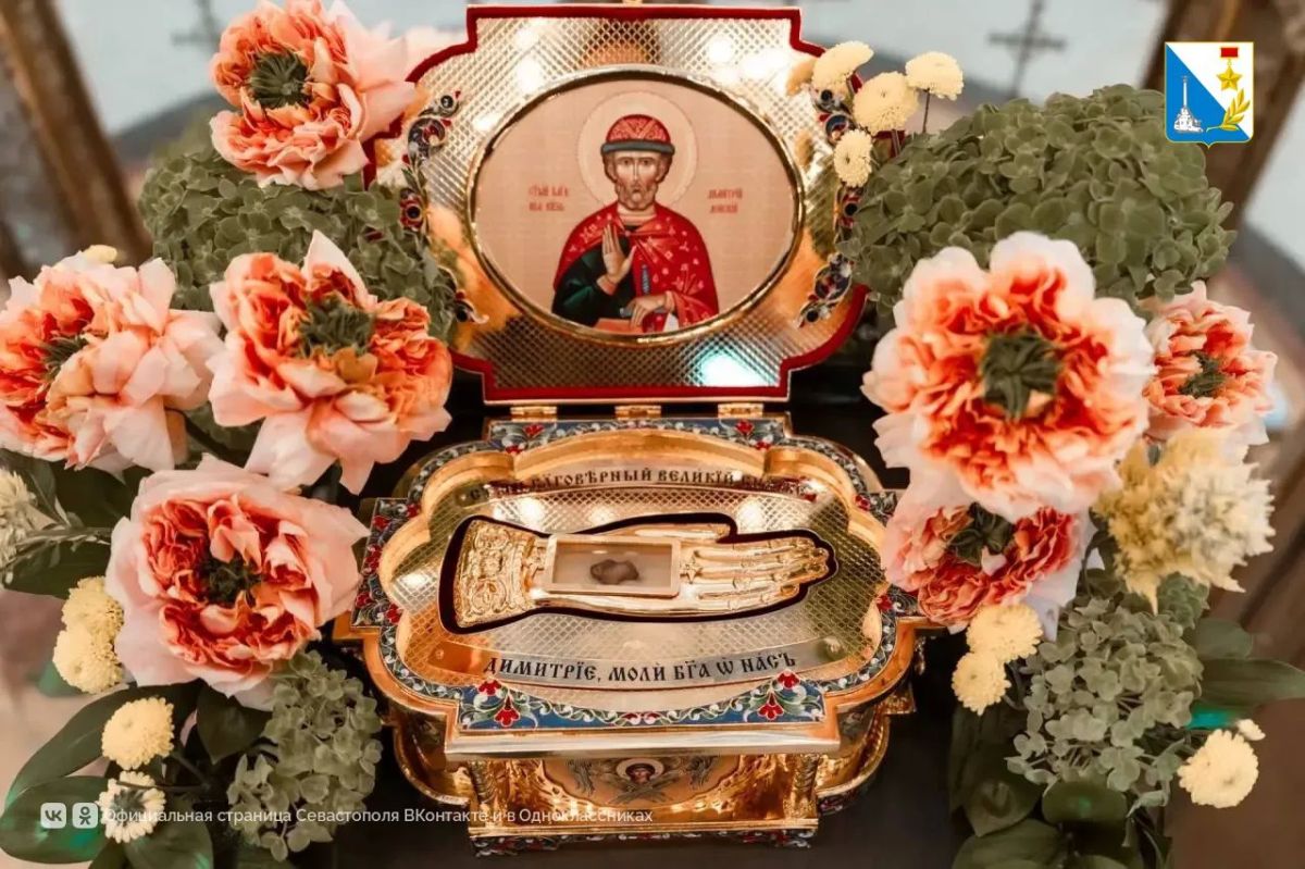 Севастопольцы приходят в Херсонесский монастырь, чтобы поклониться мощам святого благоверного великого князя Димитрия Донского Севастопольцы приходят в Херсонесский монастырь, чтобы поклониться мощам святого благоверного великого князя Димитрия Донского