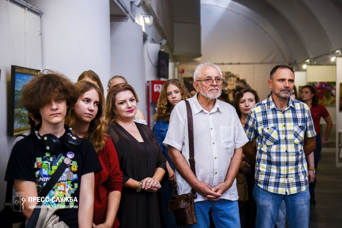 В галерее актуального искусства «ХаРаШо» Крымского государственного театра юного зрителя состоялось открытие выставки «Театр красок и цвета» В галерее актуального искусства «ХаРаШо» Крымского государственного театра юного зрителя состоялось открытие выставки «Театр красок и цвета»