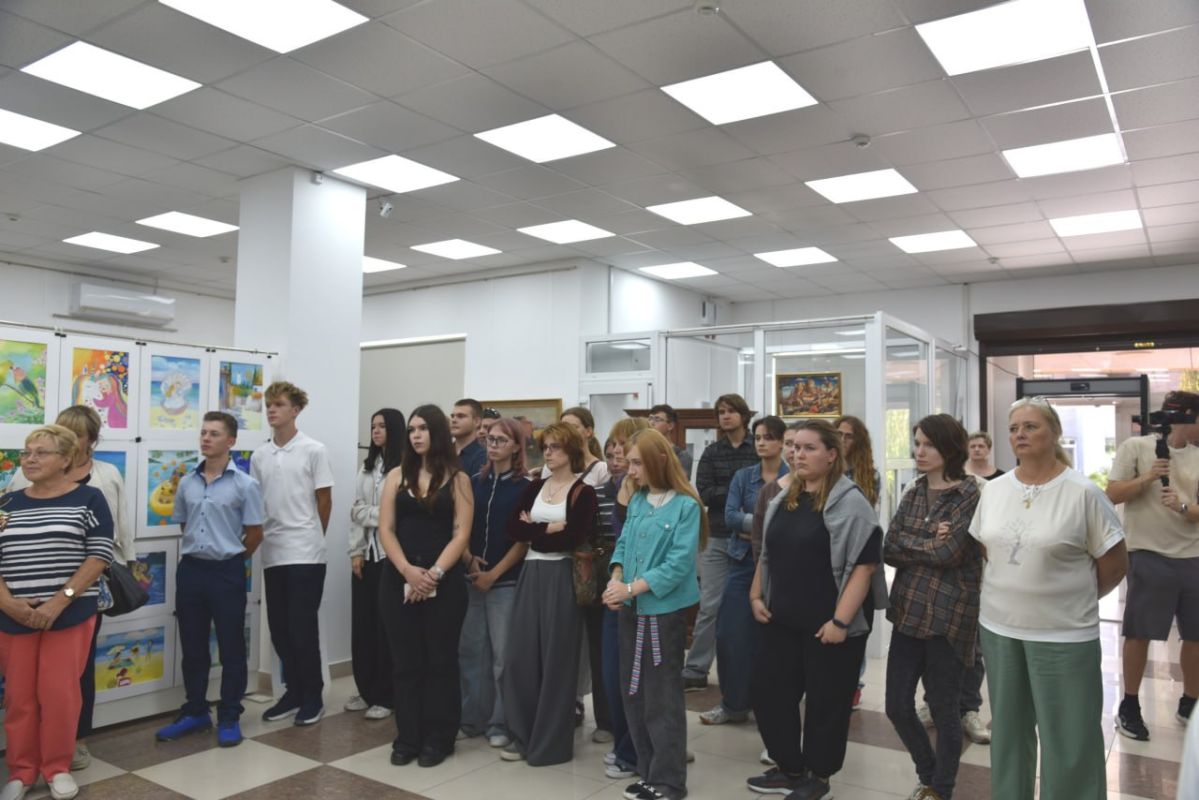 В Симферопольском художественном музее открылась выставка «История государства Российского» В Симферопольском художественном музее открылась выставка «История государства Российского»
