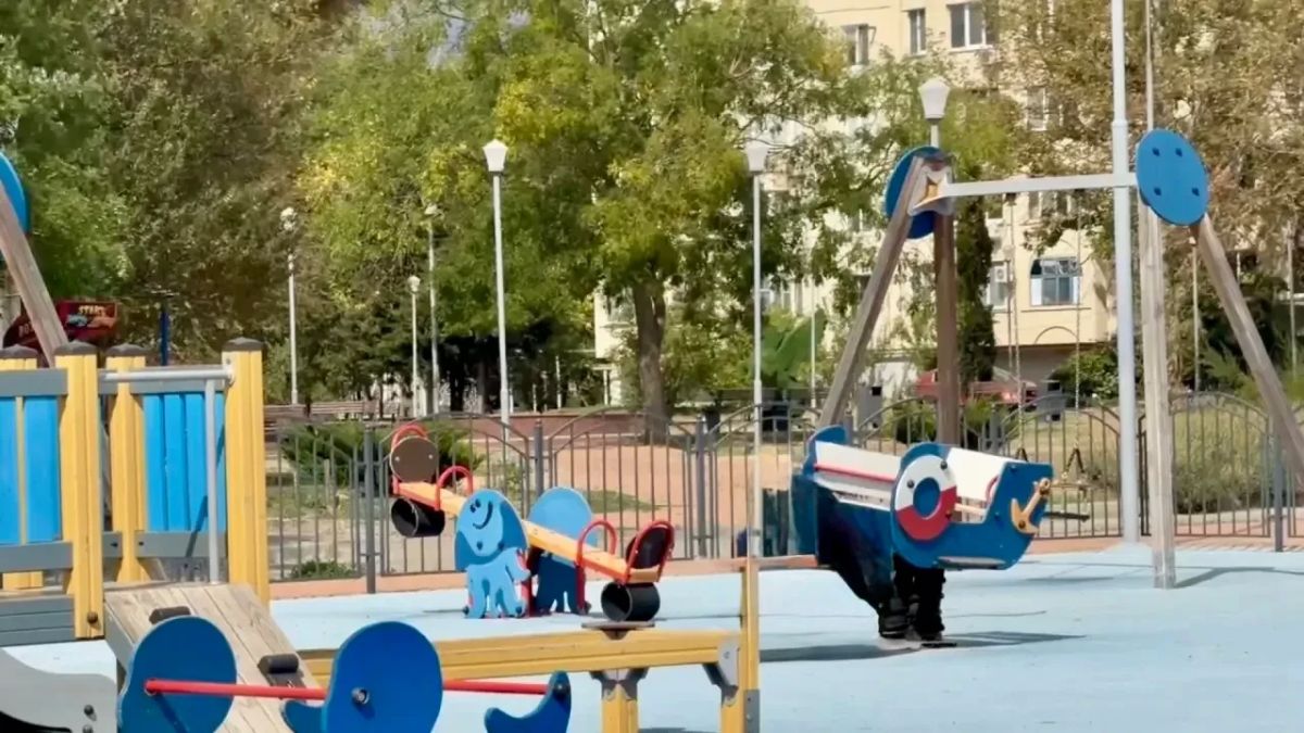 В Керчи приступили к выполнению работ по ремонту детских игровых и спортивных площадок В Керчи приступили к выполнению работ по ремонту детских игровых и спортивных площадок