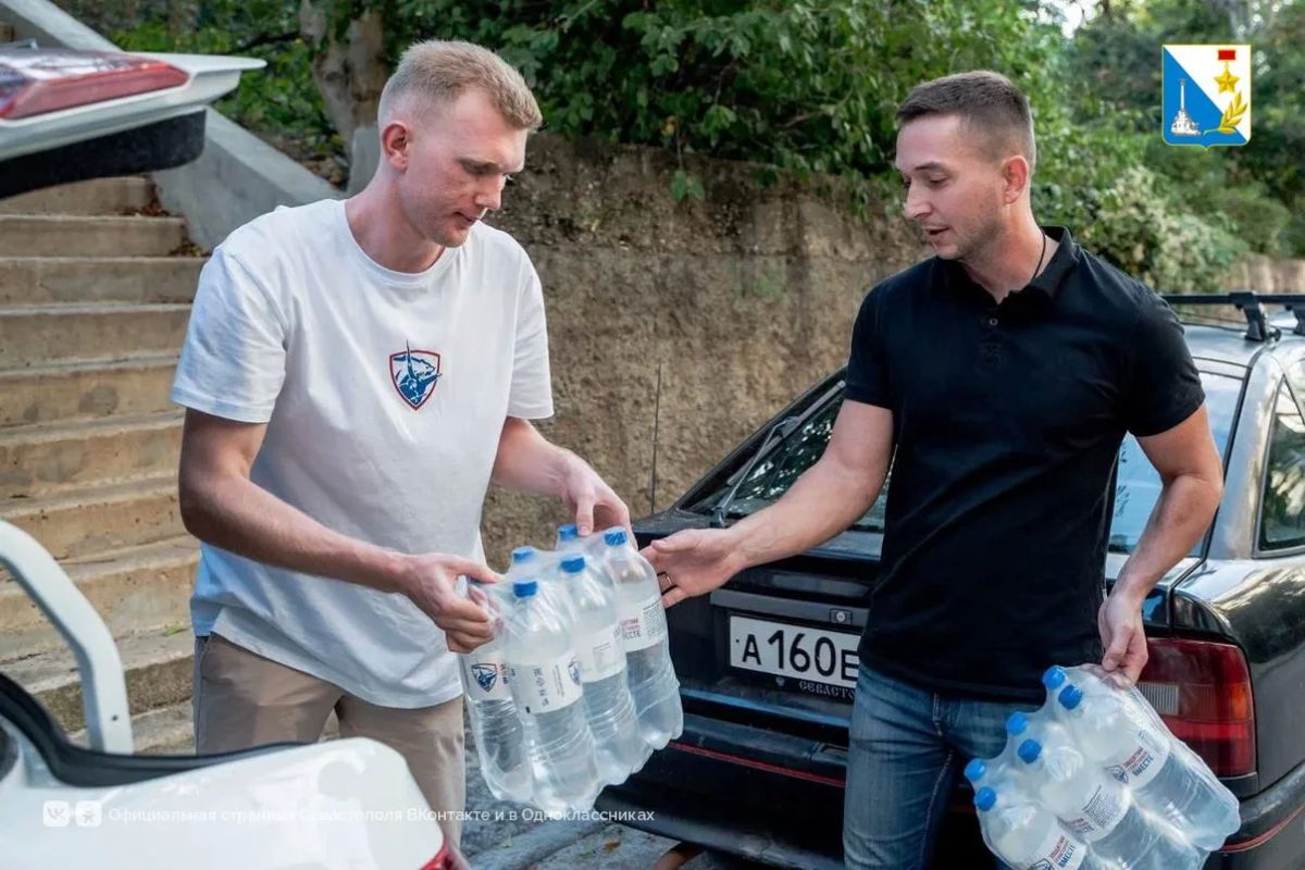 В укрытие на улице Генерала Коломийца доставили питьевую воду В укрытие на улице Генерала Коломийца доставили питьевую воду