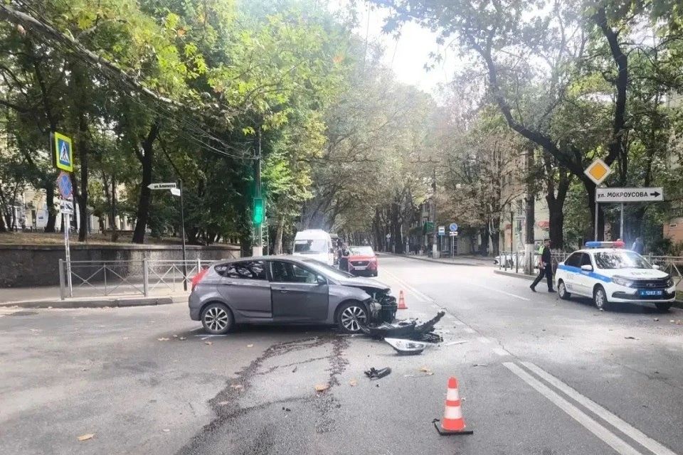 Мотоциклист погиб в ДТП с участием двух авто на улице Киевской в Симферополе