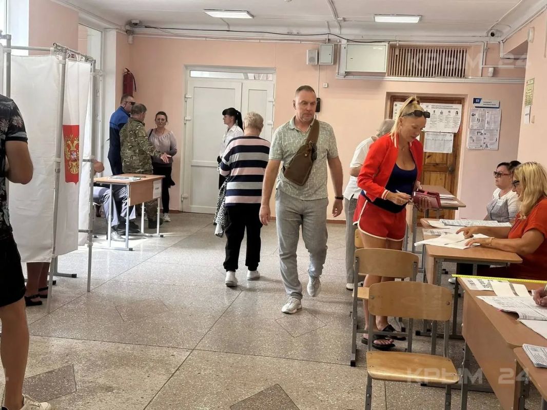 В Севастополе на всех участках работают более 200 волонтёров в дни выборов в Госдуму Добровольцы помогали людям с ограниченными возможностями добраться до необходимого пункта В Севастополе на всех участках работают более 200 волонтёров в дни выборов в Госдуму Добровольцы помогали людям с ограниченными возможностями добраться до необходимого пункта