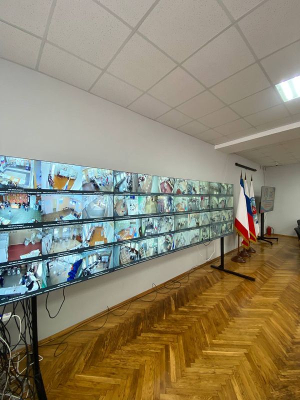 В Крыму продолжает работать Центр общественного наблюдения В Крыму продолжает работать Центр общественного наблюдения