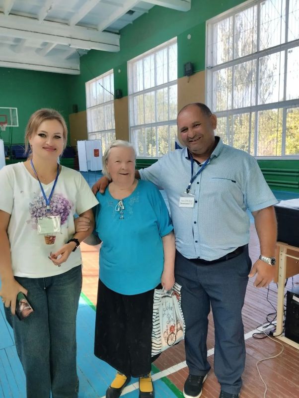 99-летняя жительница Красноперекопска Любовь Никитовна Гацуц тоже сделала свой выбор Любовь Никитовна не стала голосовать на дому, а сама пришла на участок 99-летняя жительница Красноперекопска Любовь Никитовна Гацуц тоже сделала свой выбор Любовь Никитовна не стала голосовать на дому, а сама пришла на участок