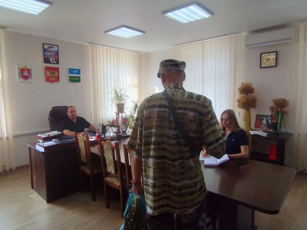 В ходе личного приёма граждан глава администрации Первомайского района Александр Соколовский рассмотрел обращения жителей, в том числе вопрос личного характера от одного из заявителей