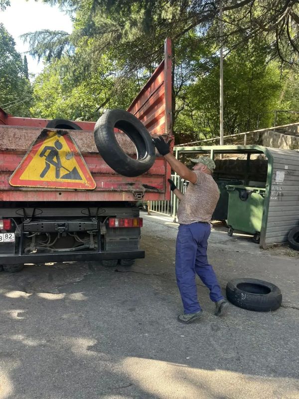 Сентябрьский марафон «ДЭУ»: от очистки ливнёвок до замены скамеек Сентябрьский марафон «ДЭУ»: от очистки ливнёвок до замены скамеек