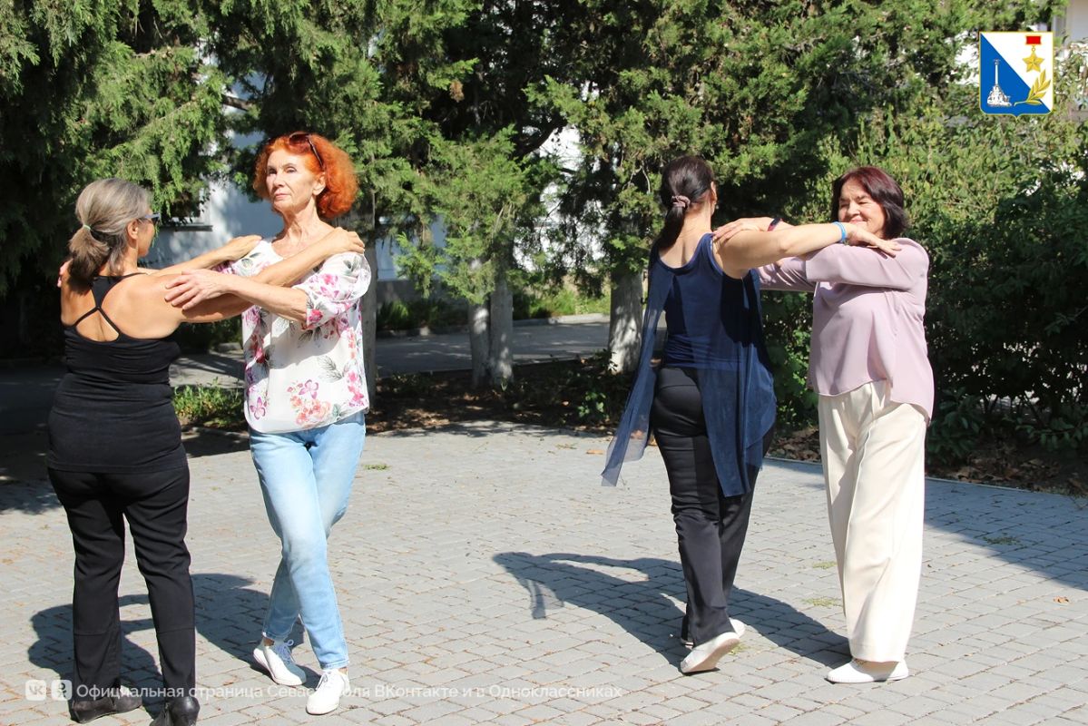В севастопольском центре соцобслуживания старшее поколение занимается танцевальной ритмикой В севастопольском центре соцобслуживания старшее поколение занимается танцевальной ритмикой