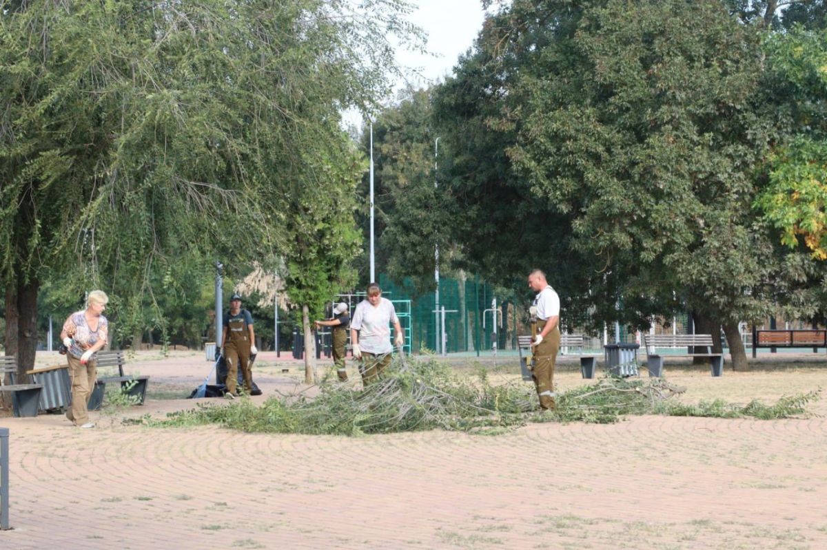 В Керчи продолжается работа в скверах и парках В Керчи продолжается работа в скверах и парках