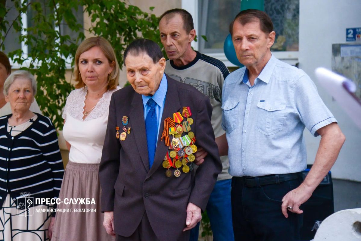 В Евпатории поздравили ветерана ВОВ со 100-летним юбилеем В Евпатории поздравили ветерана ВОВ со 100-летним юбилеем