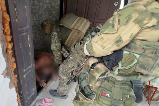 Сотрудники ОМОН «Беркут-С» Главного управления Росгвардии по Республике Крым и городу Севастополю оказали силовую поддержку коллегам из полиции при задержании злоумышленников — отца и сына