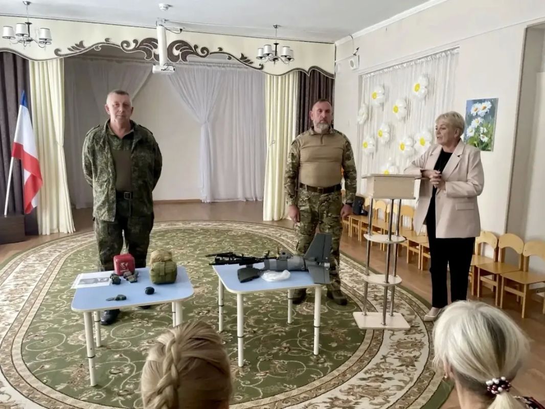 В преддверии Дня гражданской обороны сотрудники Красноперекопского отделения ГБОО ДПО «УМЦ по ГО и ЧС Республики Крым» провели беседу с персоналом МБДОУ (ясли-сад) № 1 «Ромашка» г. Красноперекопска В преддверии Дня гражданской обороны сотрудники Красноперекопского отделения ГБОО ДПО «УМЦ по ГО и ЧС Республики Крым» провели беседу с персоналом МБДОУ (ясли-сад) № 1 «Ромашка» г. Красноперекопска