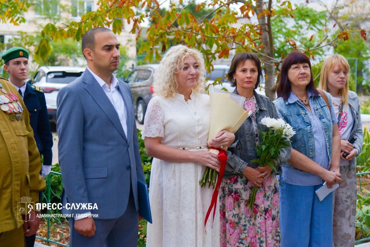 В Евпатории поздравили ветерана ВОВ со 100-летним юбилеем В Евпатории поздравили ветерана ВОВ со 100-летним юбилеем