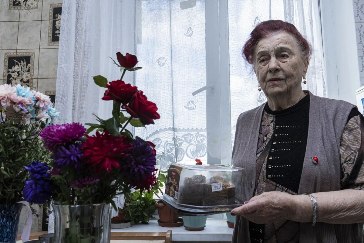 Жительницу Симферополя поздравили с 89-летием Жительницу Симферополя поздравили с 89-летием