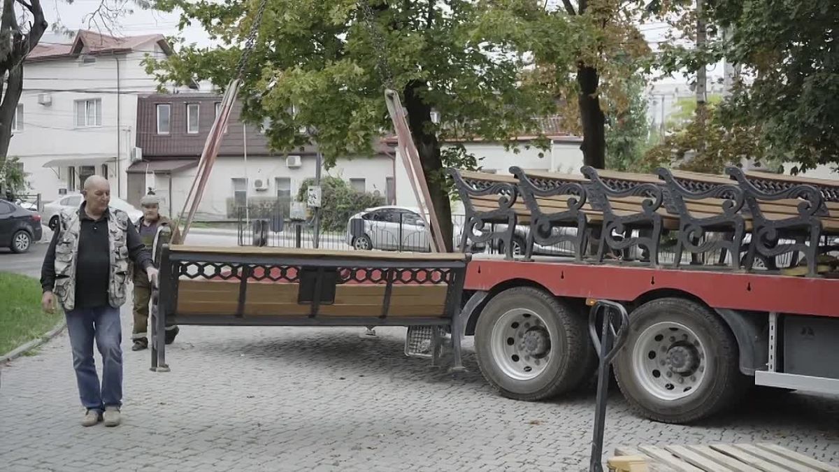 В сквере имени Владимира Высоцкого установили 12 обновлённых скамеек