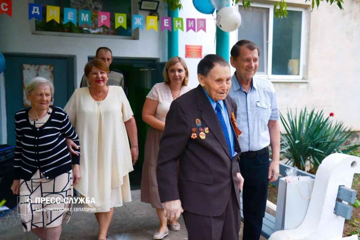 Сегодня в Евпатории ветерану ВОВ исполнилось 100 лет Сегодня в Евпатории ветерану ВОВ исполнилось 100 лет