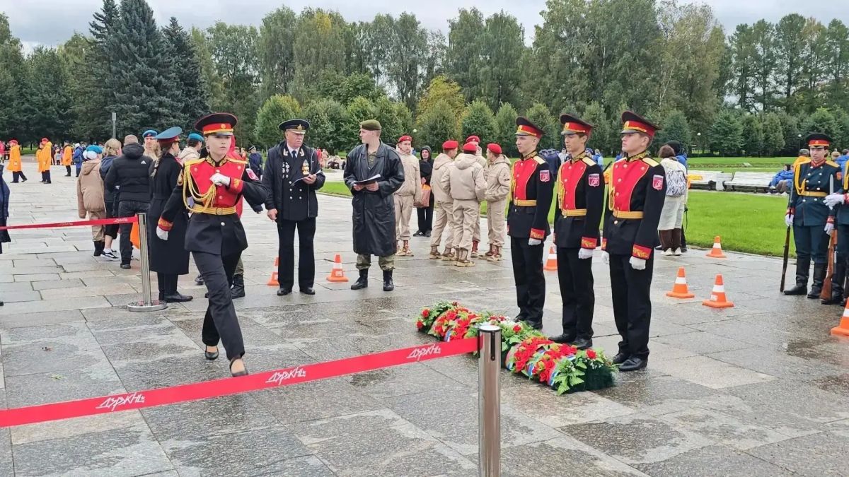 Крымская команда из Симферопольской школы № 7 им. А.В.Мокроусова завоевала победу на Всероссийском слёте «Пост № 1» в Санкт-Петербурге Крымская команда из Симферопольской школы № 7 им. А.В.Мокроусова завоевала победу на Всероссийском слёте «Пост № 1» в Санкт-Петербурге