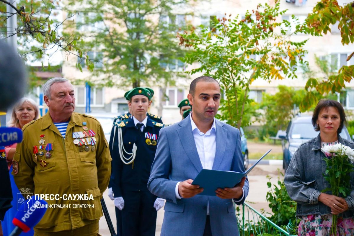 В Евпатории поздравили ветерана ВОВ со 100-летним юбилеем В Евпатории поздравили ветерана ВОВ со 100-летним юбилеем