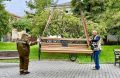 В сквере Высоцкого обновили скамейки