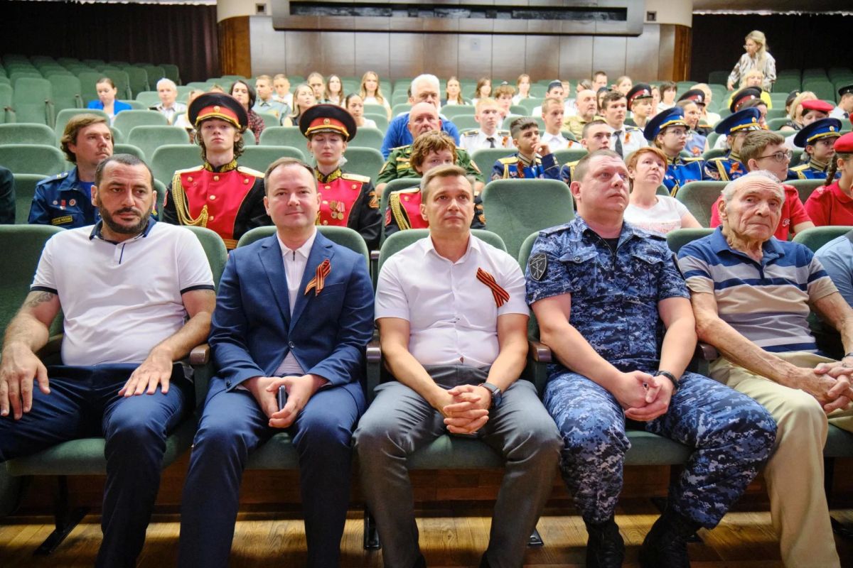 Ялтинские школьники заступили на почетную вахту на Посту № 1 Ялтинские школьники заступили на почетную вахту на Посту № 1