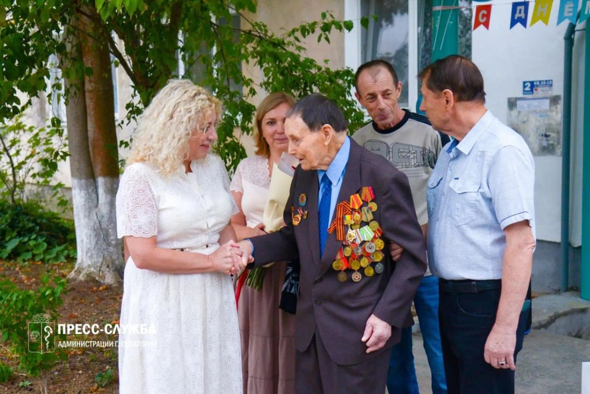 Сегодня в Евпатории ветерану ВОВ исполнилось 100 лет Сегодня в Евпатории ветерану ВОВ исполнилось 100 лет
