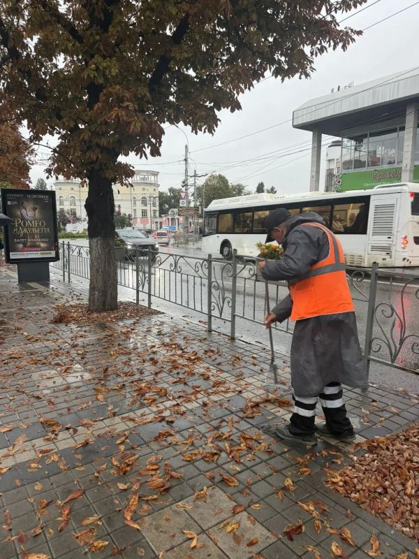 В Симферополе дождливо, но, несмотря на погоду, дворники продолжают выполнять свою работу - делают наш город чистым! В Симферополе дождливо, но, несмотря на погоду, дворники продолжают выполнять свою работу - делают наш город чистым!