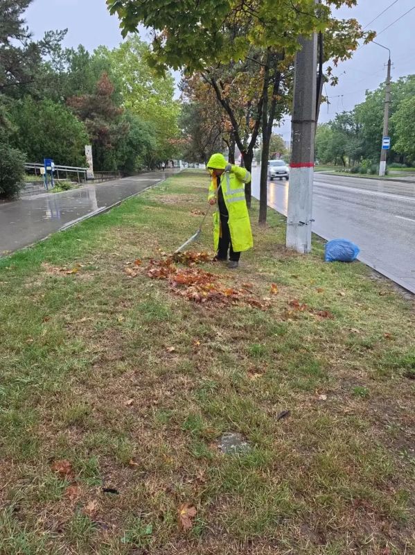 В Симферополе дождливо, но, несмотря на погоду, дворники продолжают выполнять свою работу - делают наш город чистым! В Симферополе дождливо, но, несмотря на погоду, дворники продолжают выполнять свою работу - делают наш город чистым!