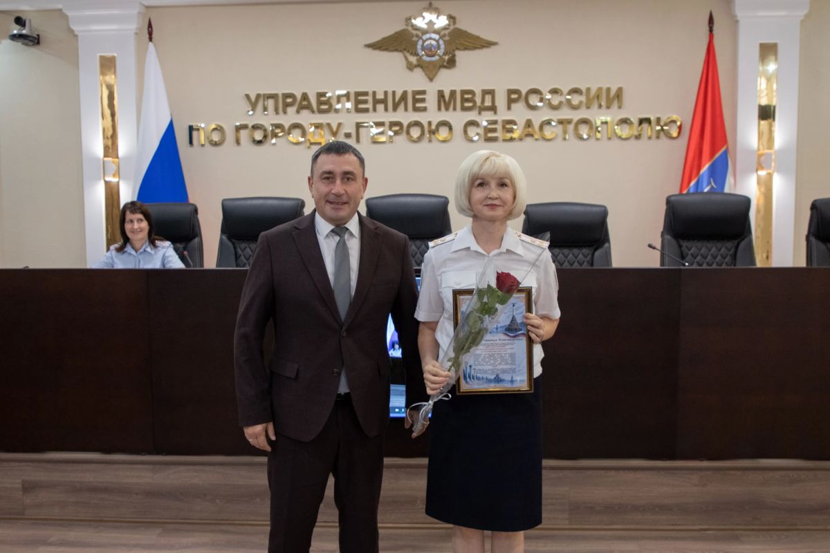 Начальник УМВД России по г.Севастополю генерал-майор полиции Сергей Сигунов поздравил сотрудников Информационного центра с профессиональным праздником Начальник УМВД России по г.Севастополю генерал-майор полиции Сергей Сигунов поздравил сотрудников Информационного центра с профессиональным праздником