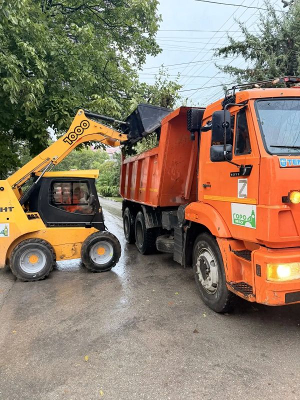 В Симферополе дождливо, но, несмотря на погоду, дворники продолжают выполнять свою работу - делают наш город чистым! В Симферополе дождливо, но, несмотря на погоду, дворники продолжают выполнять свою работу - делают наш город чистым!