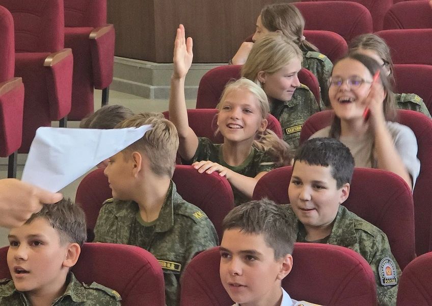 В Севастополе военные следователи провели занятие для школьников по цифровой безопасности В Севастополе военные следователи провели занятие для школьников по цифровой безопасности